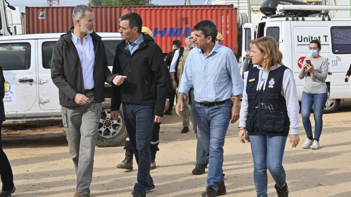 VALENCIA, 03/11/2024.- El presidente del Gobierno, Pedro Sánchez (2i), junto al rey Felipe (i), el presidente de la Generalitat de Valencia, Carlos Mazón (2d), y la delegada del Gobierno Pilar Bernabé, durante su visita al puesto de mando de Valencia, este domingo. EFE/ Pool Moncloa/Borja Puig De La Bellacasa - SOLO USO EDITORIAL/SOLO DISPONIBLE PARA ILUSTRAR LA NOTICIA QUE ACOMPAÑA (CRÉDITO OBLIGATORIO) -