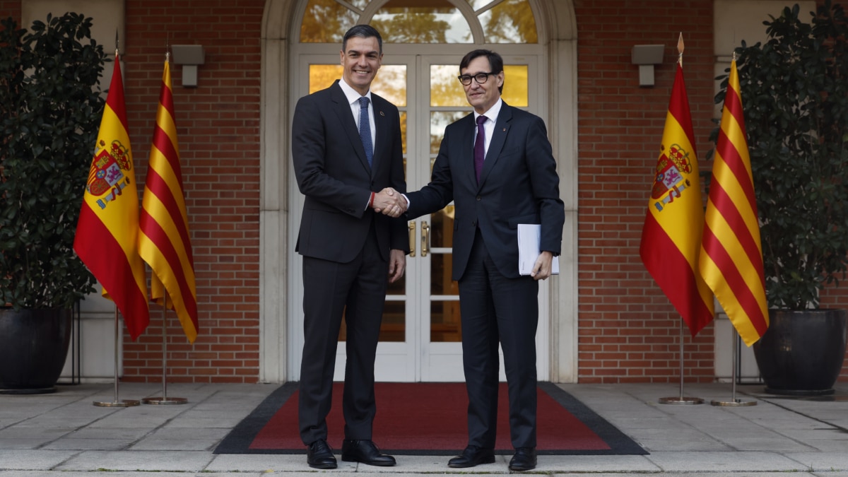 FOTODELDÍA MADRID, 22/11/2024.-El presidente del Gobierno, Pedro Sánchez, recibe al presidente de la Generalitat de Catalunya Salvador Illa, dentro de la ronda de contactos abierta con los presidentes autonómicos tras pactar con ERC una financiación singular para Cataluña, este viernes en el Palacio de La Moncloa.-EFE/ JJ Guillén