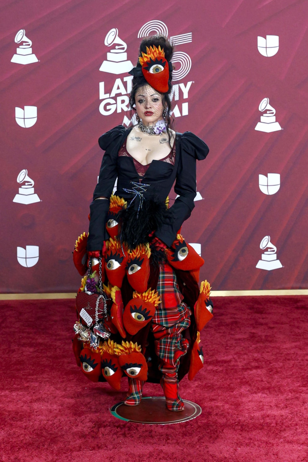 La cantante chileno mexicana Mon Laferte en la alfombra roja de los Latin Grammy 2024.