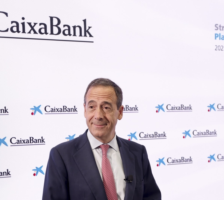 CaixaBank elevará su plantilla en 2.000 empleados y busca captar 800.000 nuevos clientes hasta 2027