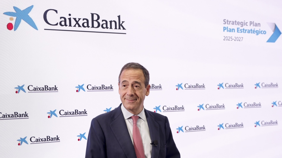 CaixaBank elevará su plantilla en 2.000 empleados y busca captar 800.000 nuevos clientes hasta 2027 