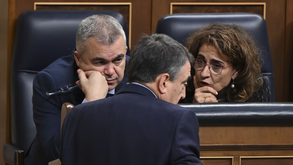 MADRID, 14/11/2024.- La vicepresidenta primera y ministra de Hacienda, María Jesús Montero (d), conversa con el diputado socialista Santos Cerdán (i) y el portavoz del PNV en el Congreso Aitor Esteban (c, de espaldas) durante el pleno del Congreso de los Diputados este jueves en Madrid. EFE/ Fernando Villar