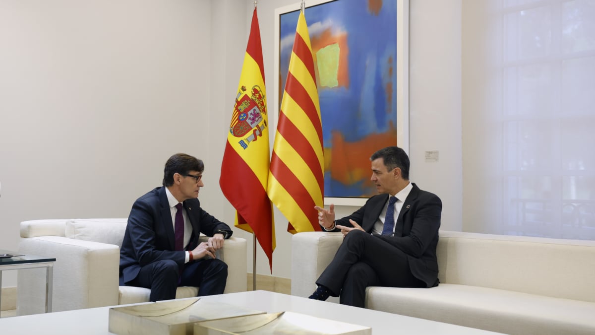 MADRID, 22/11/2024.-El presidente del Gobierno, Pedro Sánchez, recibe al presidente de la Generalitat de Catalunya Salvador Illa, dentro de la ronda de contactos abierta con los presidentes autonómicos tras pactar con ERC una financiación singular para Cataluña, este viernes en el Palacio de La Moncloa.-EFE/ JJ Guillén