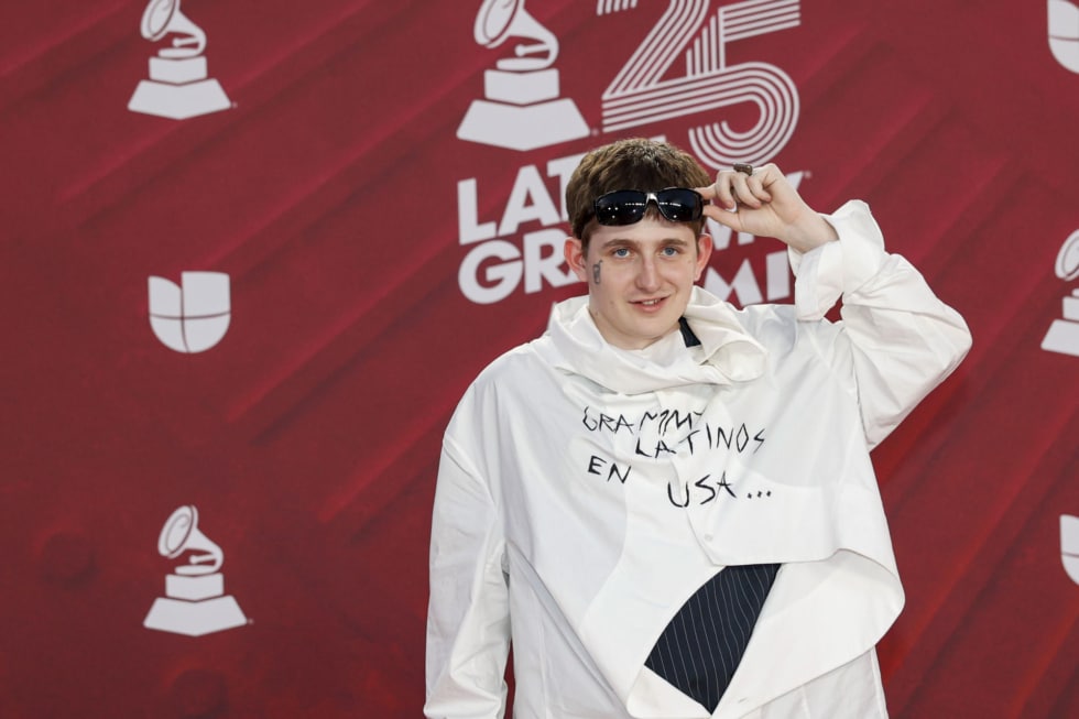 El rapero argentino Dillom en la alfombra roja de los Grammy Latinos 2024.