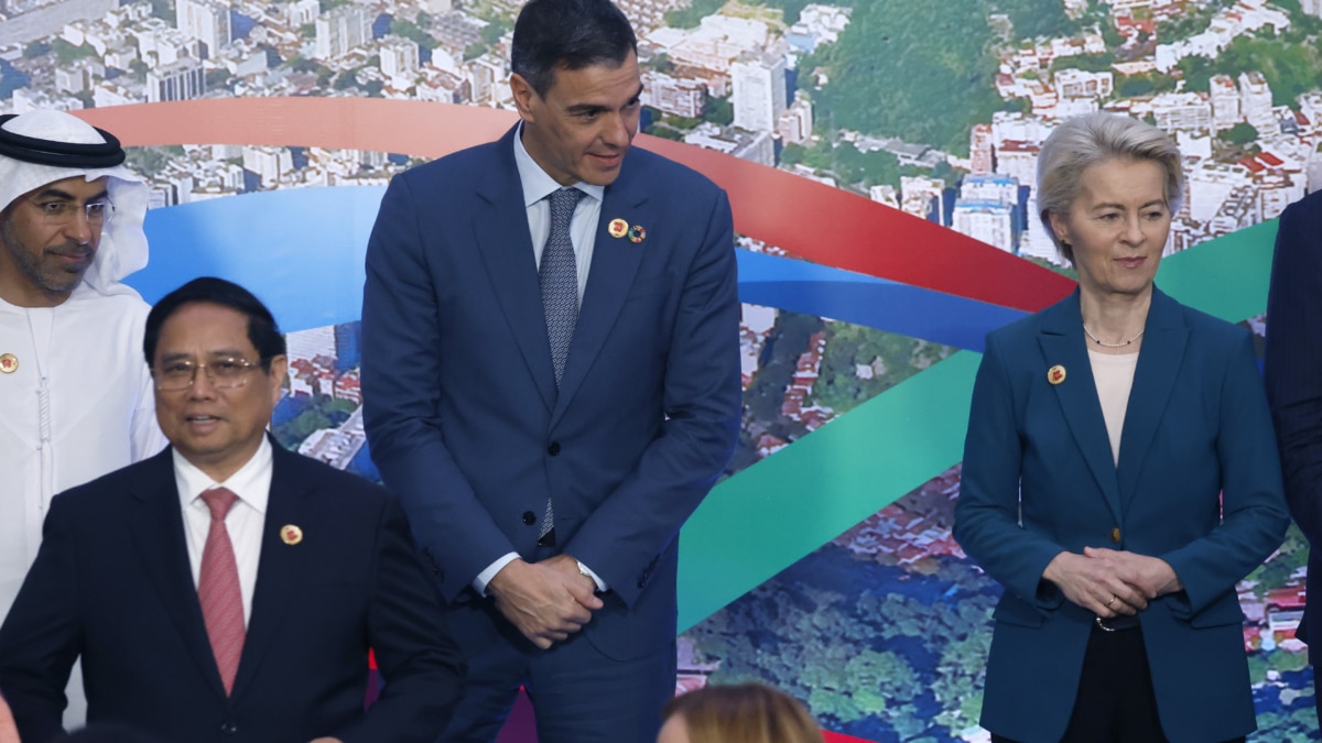 AME9045. RÍO DE JANEIRO (BRASIL), 19/11/2024.- El presidente del Gobierno de España Pedro Sánchez (c) y la presidenta de la Comisión Europea Ursula von der Leyen (d), participan en la fotografía oficial al cierre del segundo día de la Cumbre de jefes de Estado del G20, este martes en Río de Janeiro (Brasil). El G20 finaliza este martes su cumbre anual en Río de Janeiro después de dos jornadas de debates sobre cómo erradicar el hambre, la reforma de los organismos internacionales y la crisis climática. EFE/ Antonio Lacerda