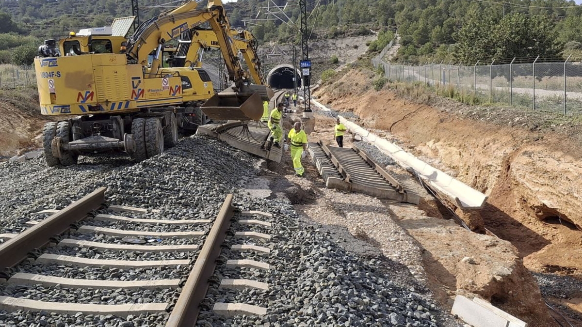 Trabajos de reconstrucción de la línea de alta velocidad Madrid-Valencia a la salida del túnel de Chiva