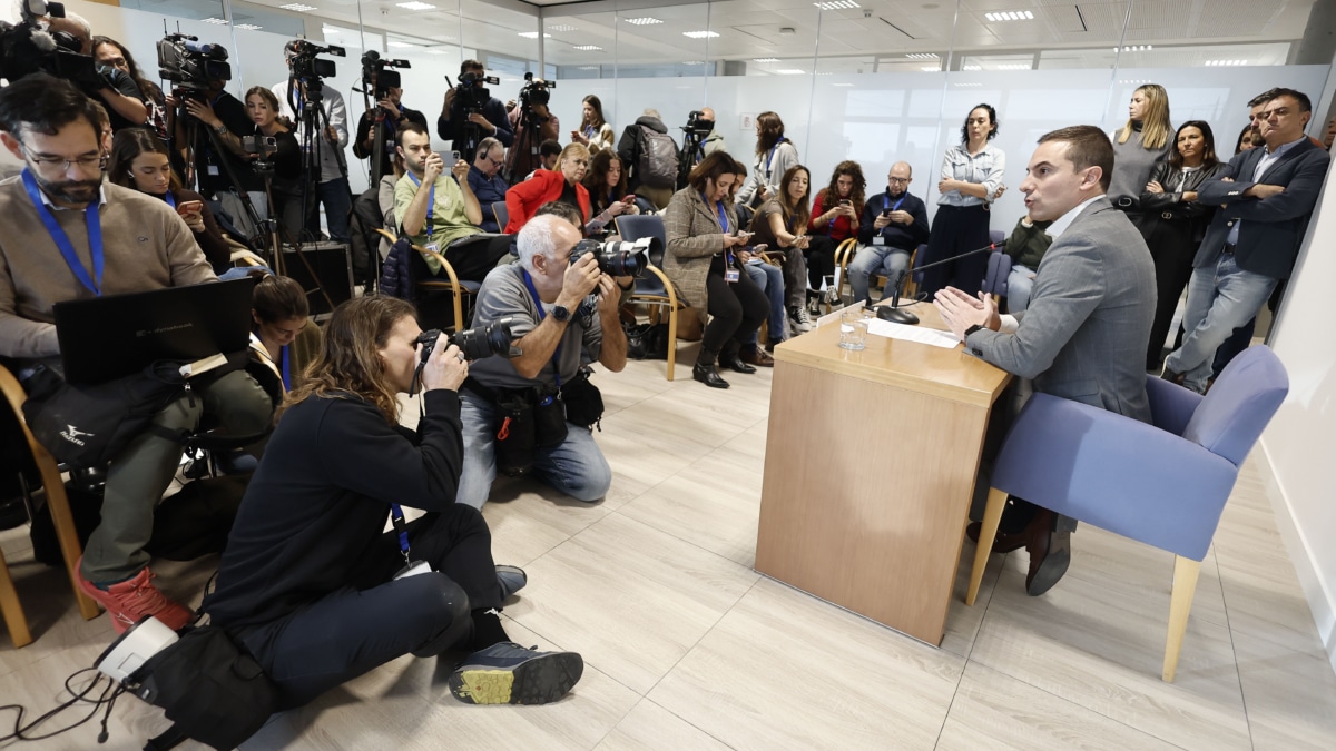 MADRID, 26/11/2024.- El secretario general del PSOE-M, Juan Lobato, durante su comparecencia este martes ante los medios en la Asamblea de Madrid tras el cuestionamiento a su actuación de certificar ante notario unos mensajes de WhatsApp con la directora del gabinete del ahora ministro Oscar López. EFE/ Sergio Perez