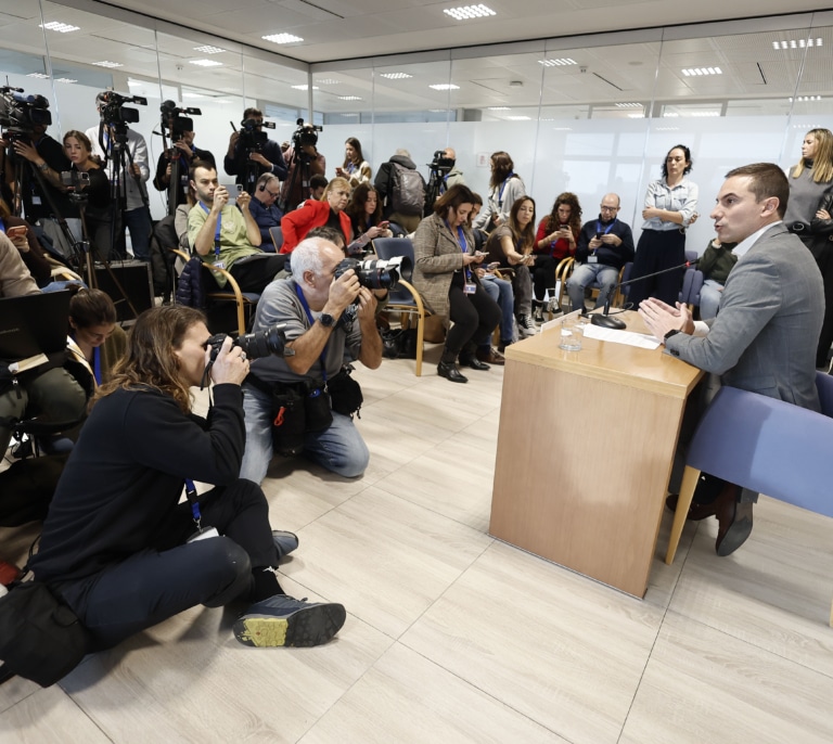 Juan Lobato no dimite pese a la presión interna y echa un pulso a Moncloa al denunciar el "linchamiento" del PSOE