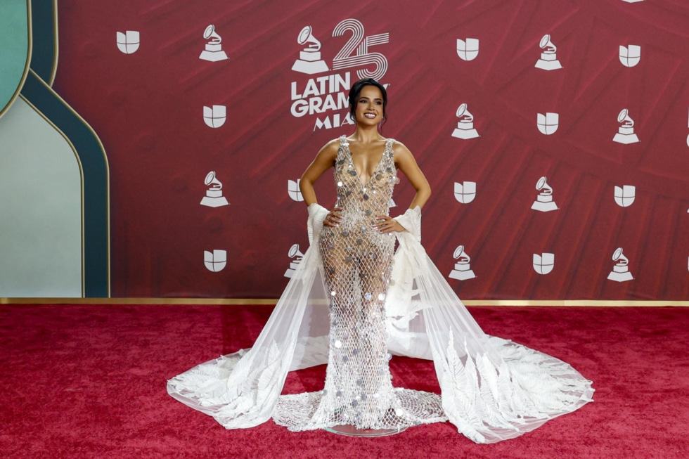 La cantante Becky G, posa en la alfombra roja de los premios Latin Grammy 2024.