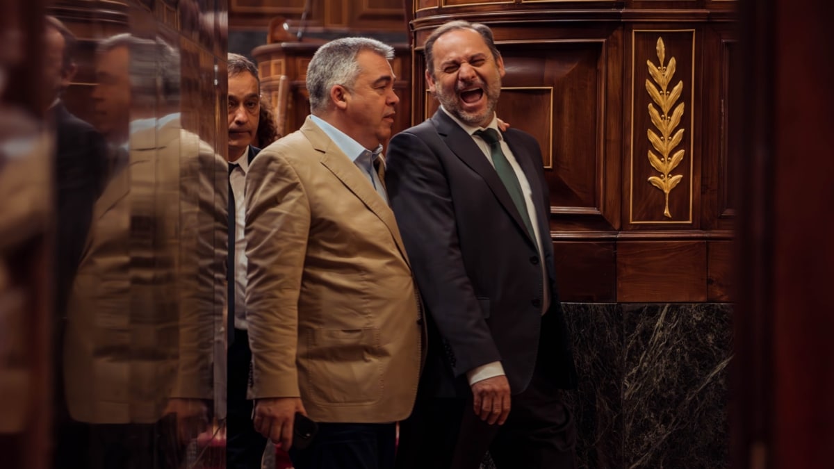 Santos Cerdán y José Luis Ábalos a la salida de una sesión plenaria en el Congreso de los Diputados en mayo de 2023.