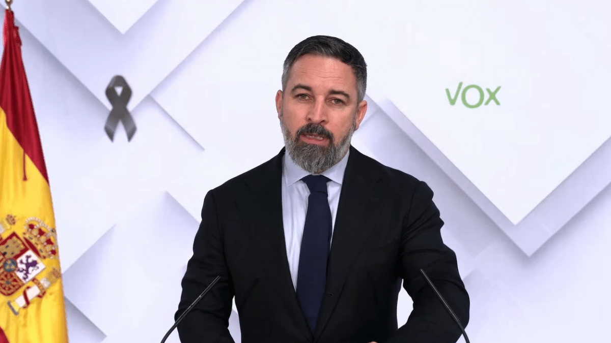 El presidente de Vox, Santiago Abascal, en una comparecencia en 'streaming' desde la sede nacional de Bambú