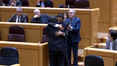 El abrazo de los senadores del PP y del PSOE por la tragedia de la DANA