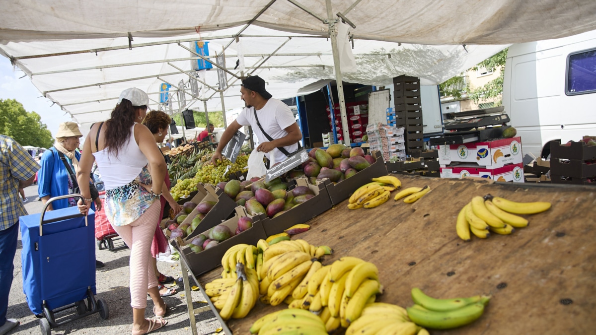 Plátanos en un puesto de frutas y verduras en el mercadillo de Plaza Elíptica, Madrid