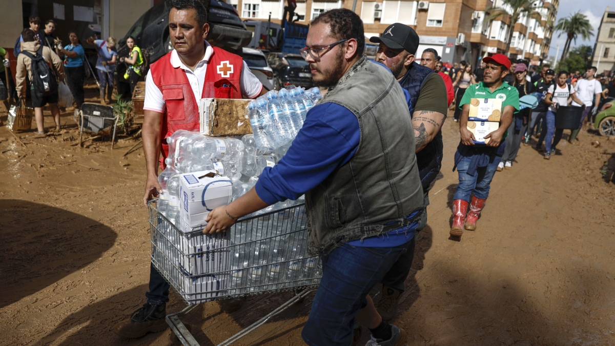 Reparto de agua embotellada y víveres en la localidad de Paiporta