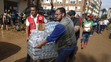 ¿Agua hervida o agua embotellada? La última bronca de Mazón y Ribera