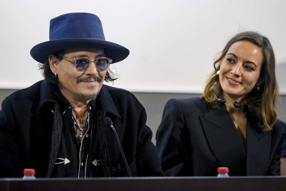 El actor estadounidense Johnny Depp (i), junto a la actriz francesa Antonia Desplat (d), durante la rueda de prensa ofrecida en el Festival de Cine Europeo de SevillaE