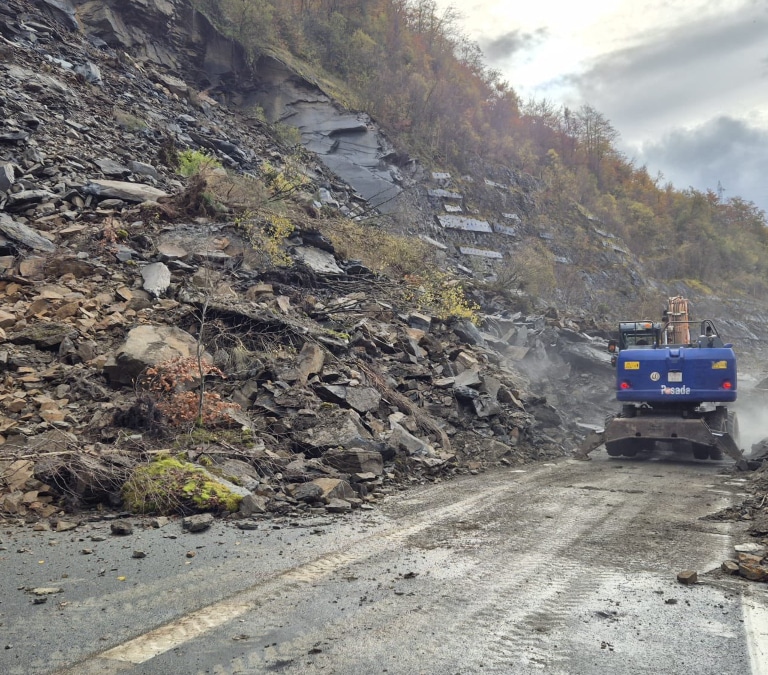 La AP-66 entre Asturias y León permanecerá cortada varios meses tras el desprendimiento de un talud