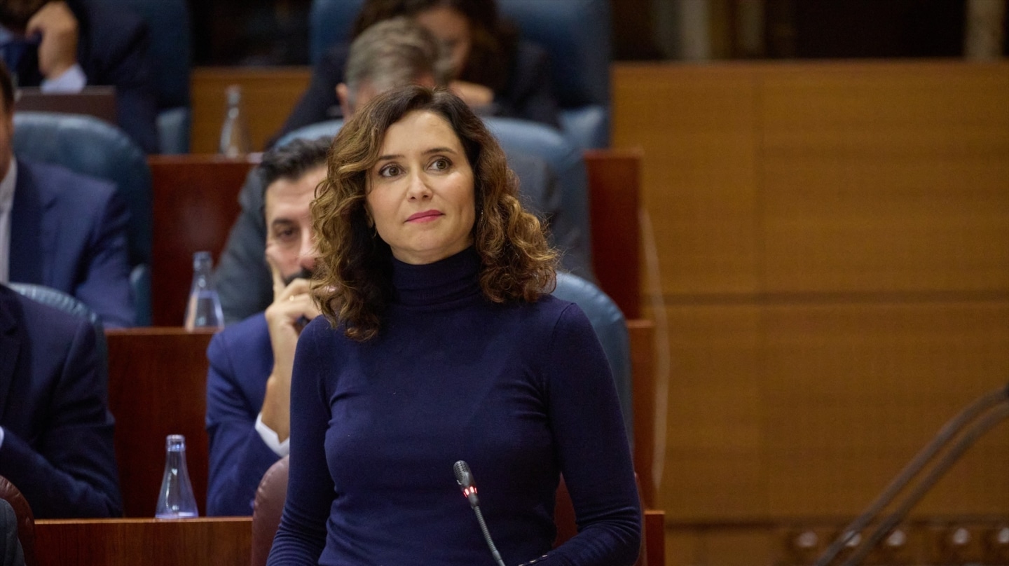 La presidenta de la Comunidad de Madrid, Isabel Díaz Ayuso, interviene en un pleno de la Asamblea