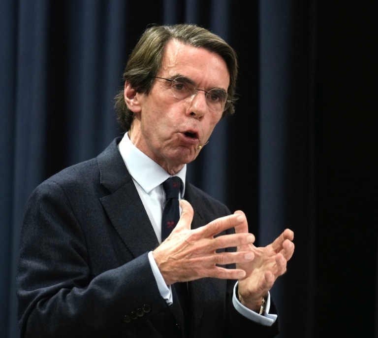 Aznar a Sánchez: "No hay que tratar a los compatriotas víctimas como si fuesen extranjeros"