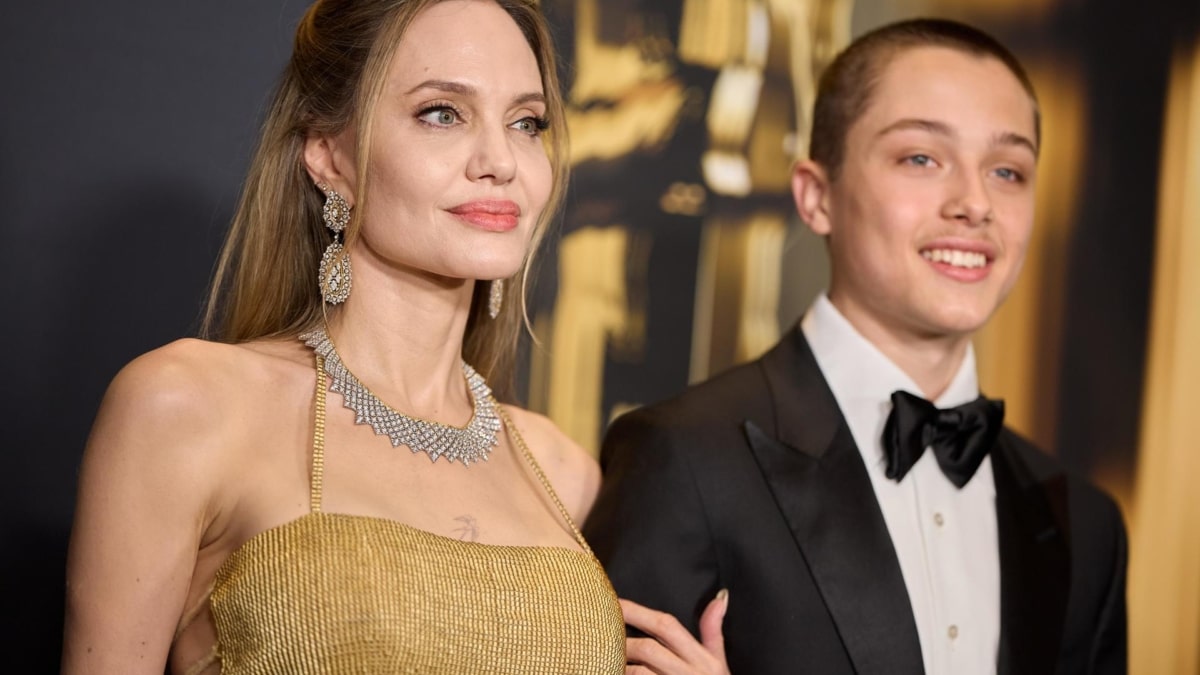 Angelina Jolie y su hijo Knox en los Governors Awards, en Los Ángeles.