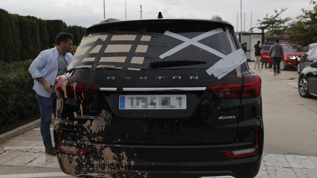 Así quedó el coche de Pedro Sánchez tras su paso por Paiporta.