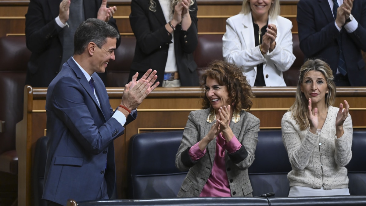 El presidente del Gobierno, Pedro Sánchez, y las vicepresidentas María Jesús Montero y Yolanda Díaz, aplauden tras la aprobación de la reforma fiscal en el pleno del Congreso de este 21 de noviembre de 2024.