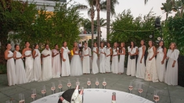 19 chicas vestidas de blanco para "presentarse en sociedad": el baile de debutantes que aún se celebra en España