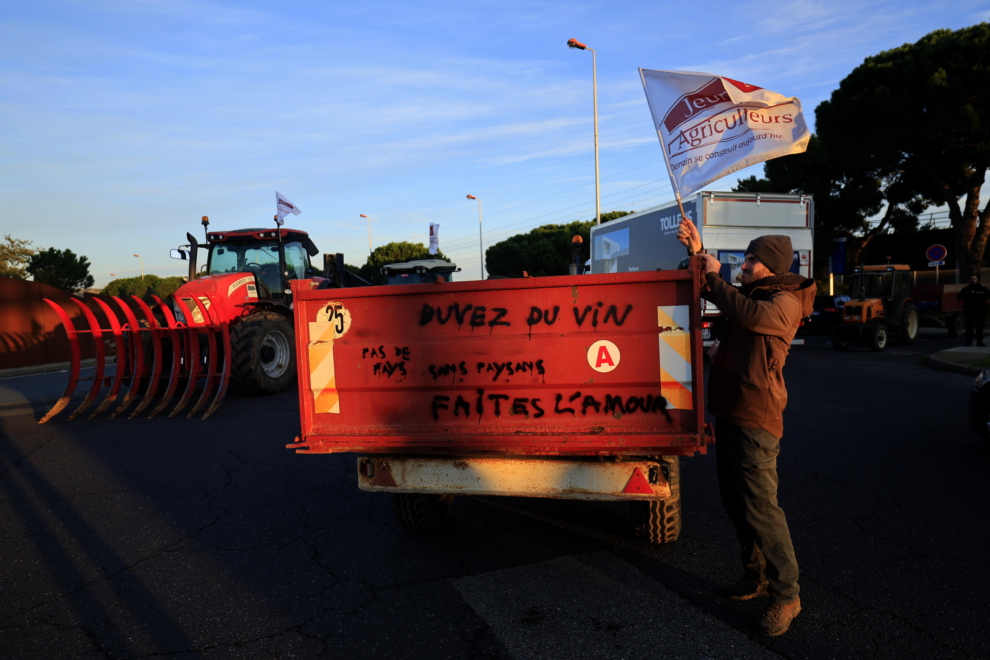 Agricultores franceses detienen a los camiones españoles en Narbona.