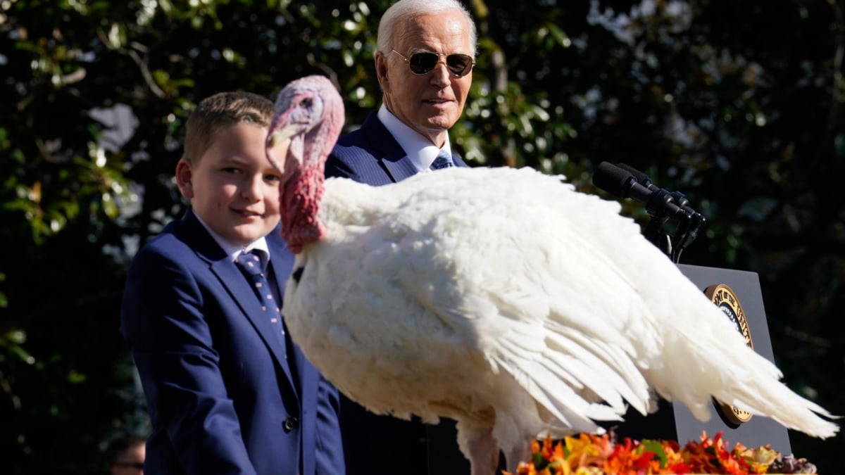 El presidente de EEUU, Joe Biden, perdona a uno de los dos pavos de Acción de Gracias como es tradición en la Casa Blanca.