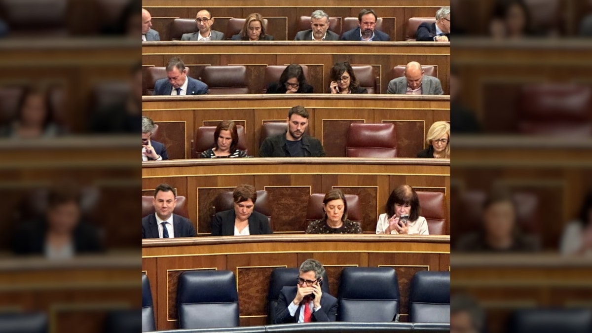 El ministro de Justicia, Presidencia y Relaciones con las Cortes, conversa por teléfono en el Congreso en momento de la declaración de Víctor de Aldama ante el juez en la Audiencia Nacional