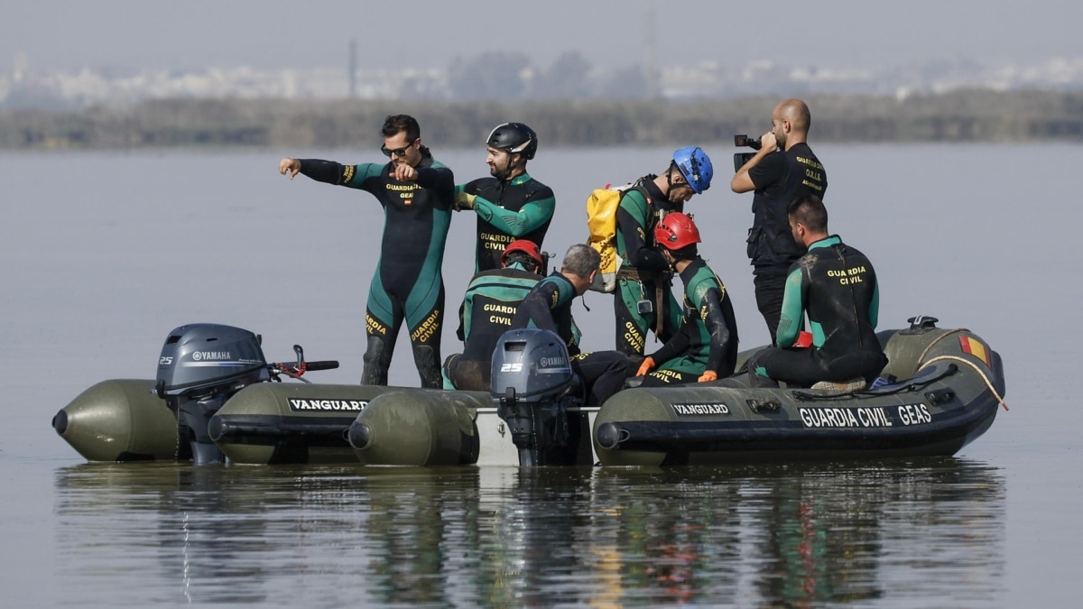 Miembros de los Grupos de Especialistas en Actividades Subacuáticas (GEAS) salen del embarcadero de El Palmar, en valencia, en busca de desaparecidos en la Albufera, este martes.