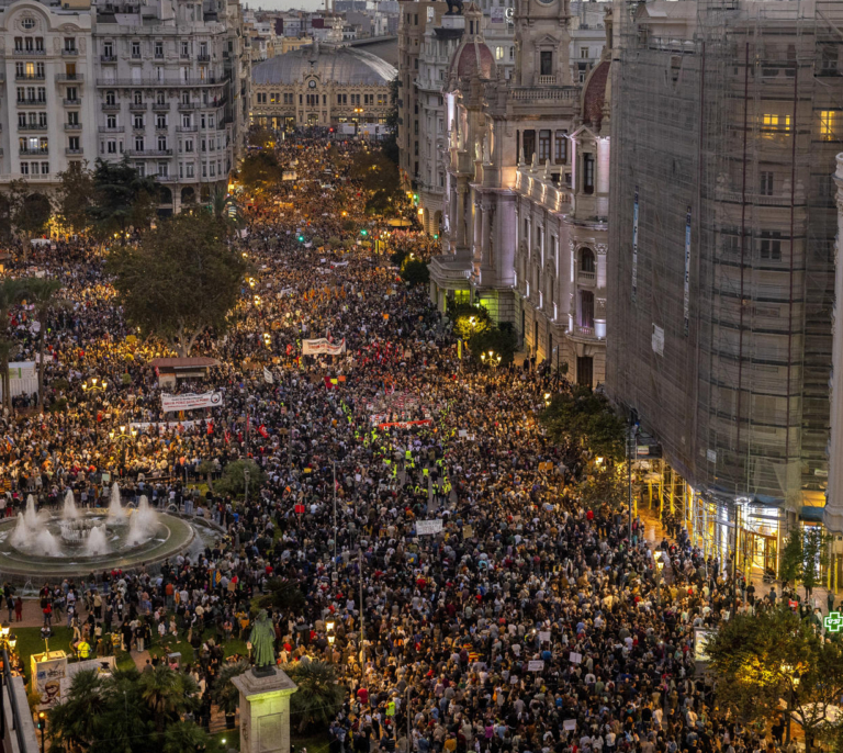 "Mazón, dimisión": miles de valencianos salen a la calle indignados por la gestión de la DANA