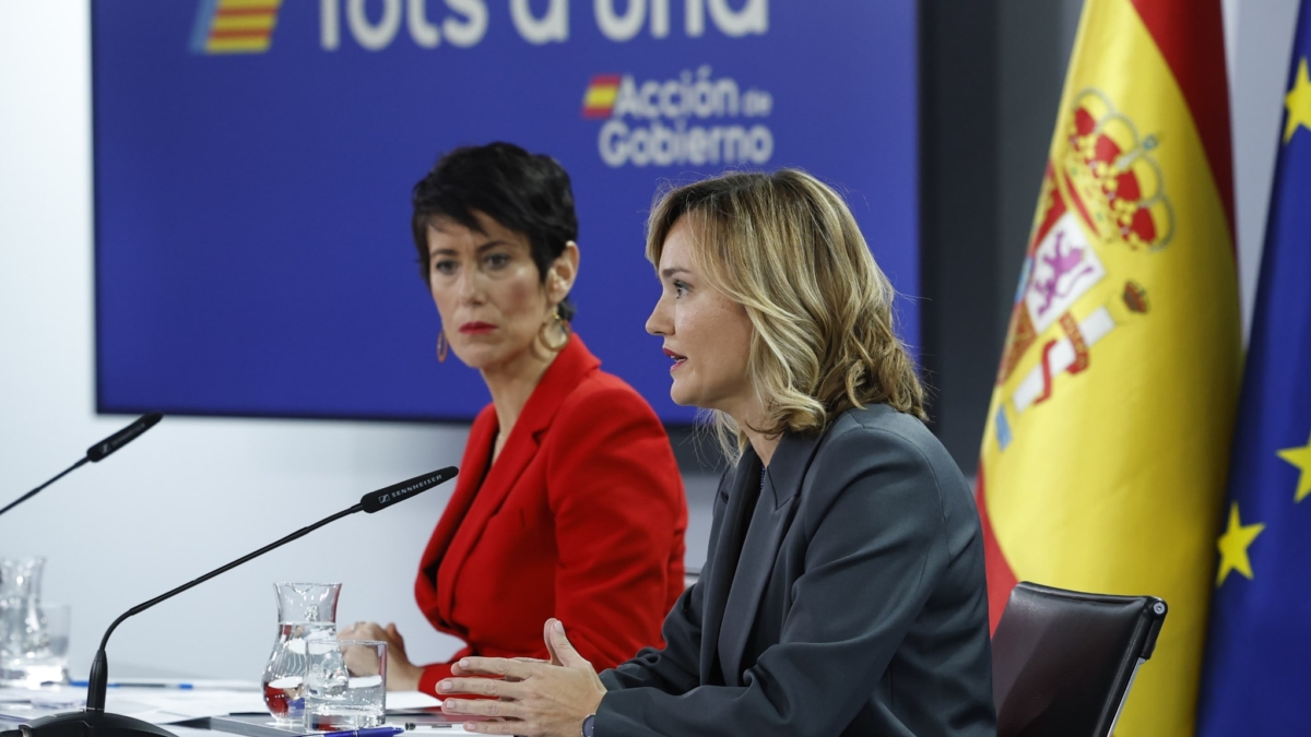 MADRID, 19/11/2024.- La ministra de Educación, Formación Profesional y Deportes y portavoz del Gobierno, Pilar Alegría (d) y la ministra de Inclusión, Seguridad Social y Migraciones, Elma Saiz durante la rueda de prensa posterior a la reunión del Consejo de Ministros, este martes en el Palacio de La Moncloa. EFE/ Chema Moya