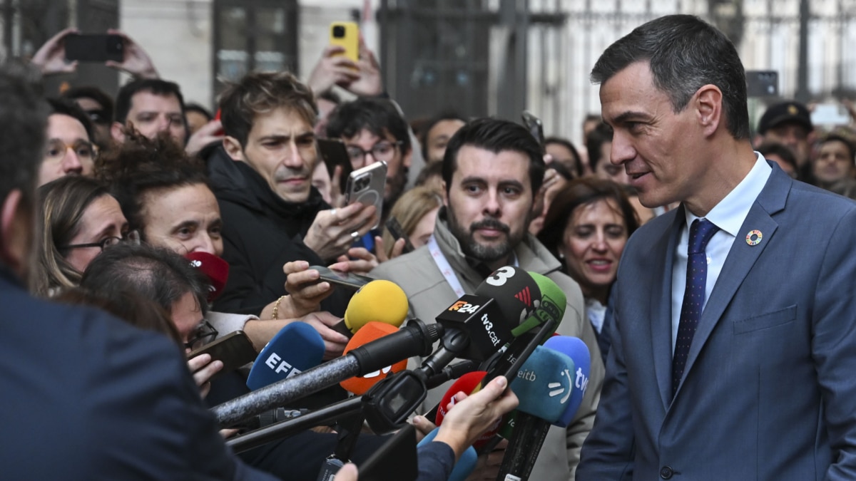 MADRID, 21/11/2024.- El presidente del Gobierno, Pedro Sánchez, realiza declaraciones tras el pleno celebrado este jueves en el Congreso de Los Diputados.- EFE/ Fernando Villar