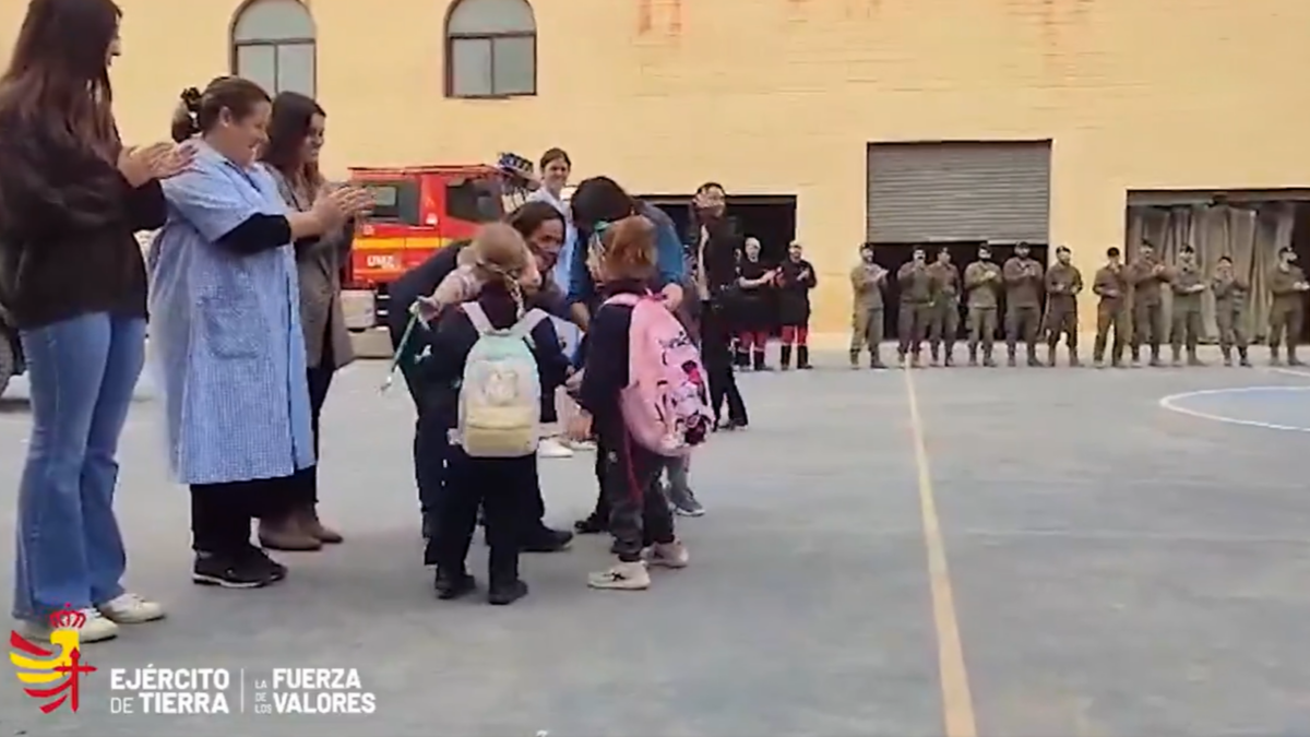 VÍDEO | La vuelta al cole en Valencia tras las labores del Ejército