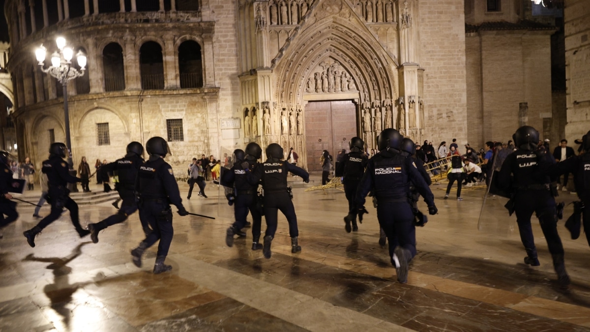 La policía carga tras la manifestación en Valencia.