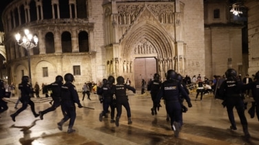 Los disturbios en Valencia se saldan con 31 policías heridos y cuatro manifestantes detenidos