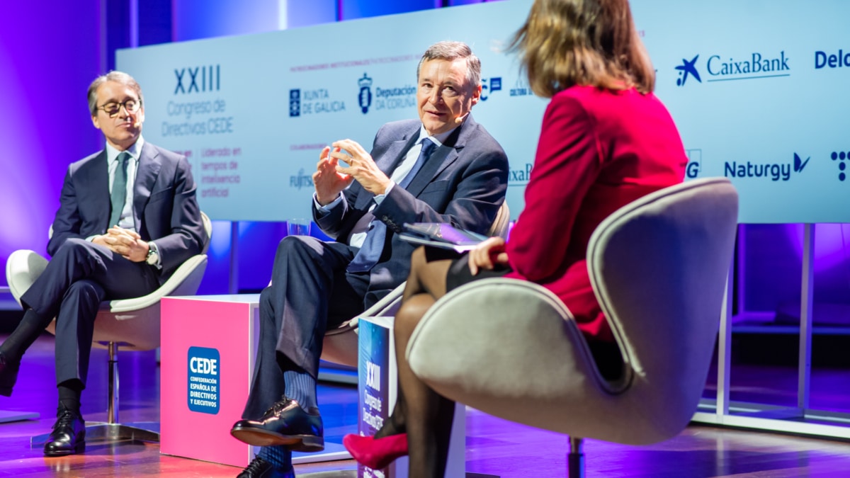 Ángel Simón, consejero delegado de CriteriaCaixa, junto a Héctor Flórez, presidente de Deloitte España, y Rosa María García Piñeiro, consejera independiente, como moderadora.