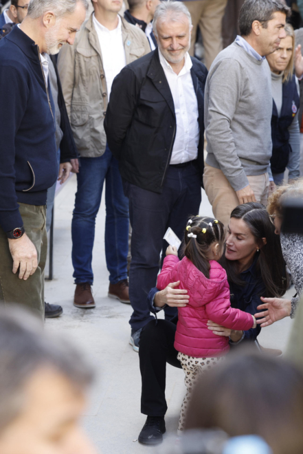 La reina Letizia abraza a una niña en Chiva ante el rey Felipe, el ministro Ángel Víctor Torres y el presidente de la Generalitat Valenciana, Carlos Mazón.