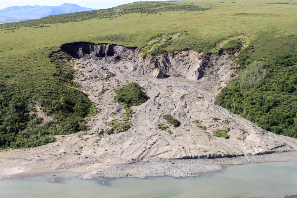 Deslizamiento de tierra en la costa de Alaska por derretirse el suelo.