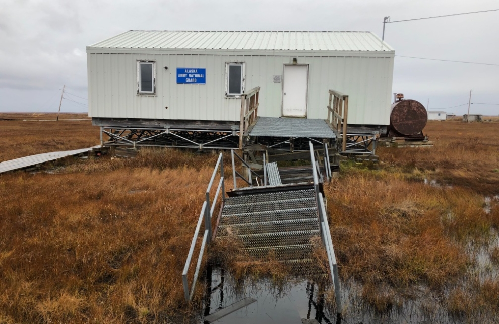 Una casa de Alaska se cae al derretirse el suelo.