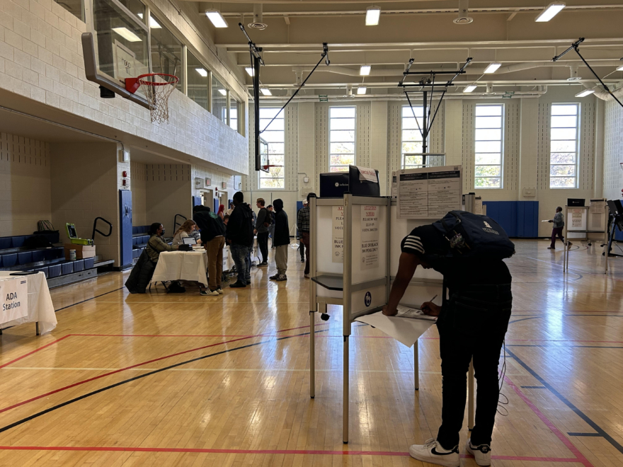 Un votante rellena su papeleta en el Columbia Heights Community Center, en Washington DC. 