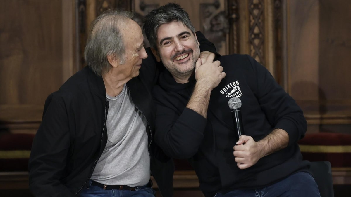 Joan Manuel Serrat y David Muñoz, de Estopa, durante la presentación este martes en el Ayuntamiento de Barcelona del concierto benéfico 'Barcelona con Valencia'.