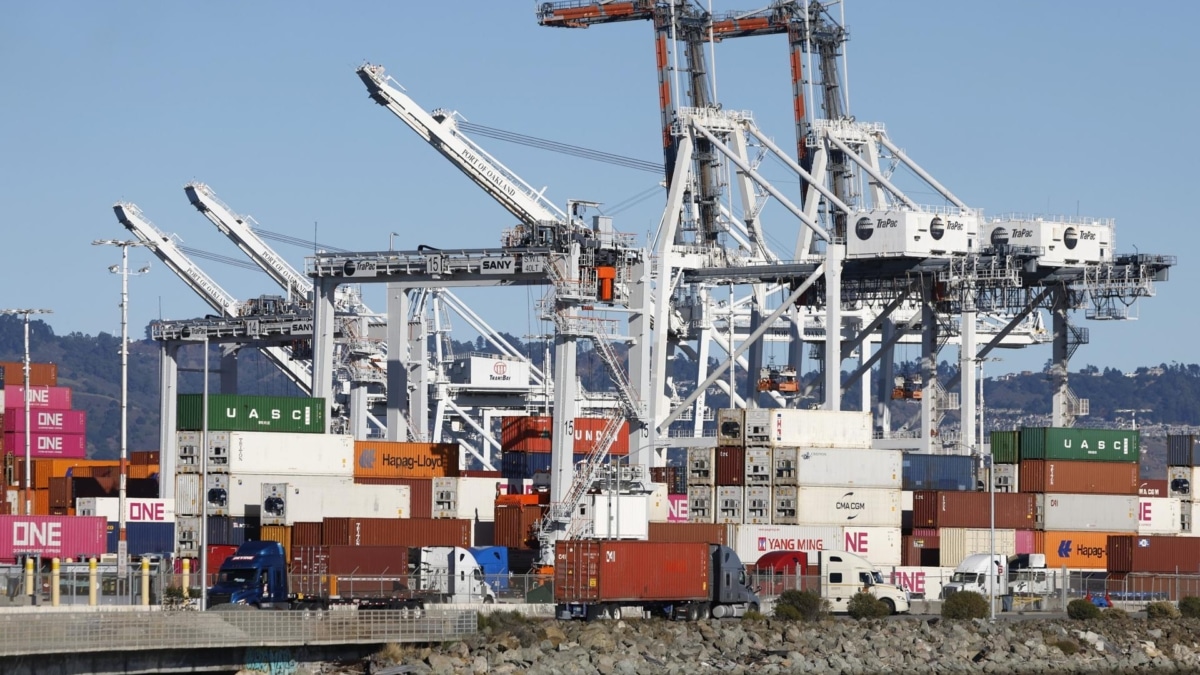 Contenedores en el puerto de Oakland en la ciudad del mismo nombre de California, este noviembre.