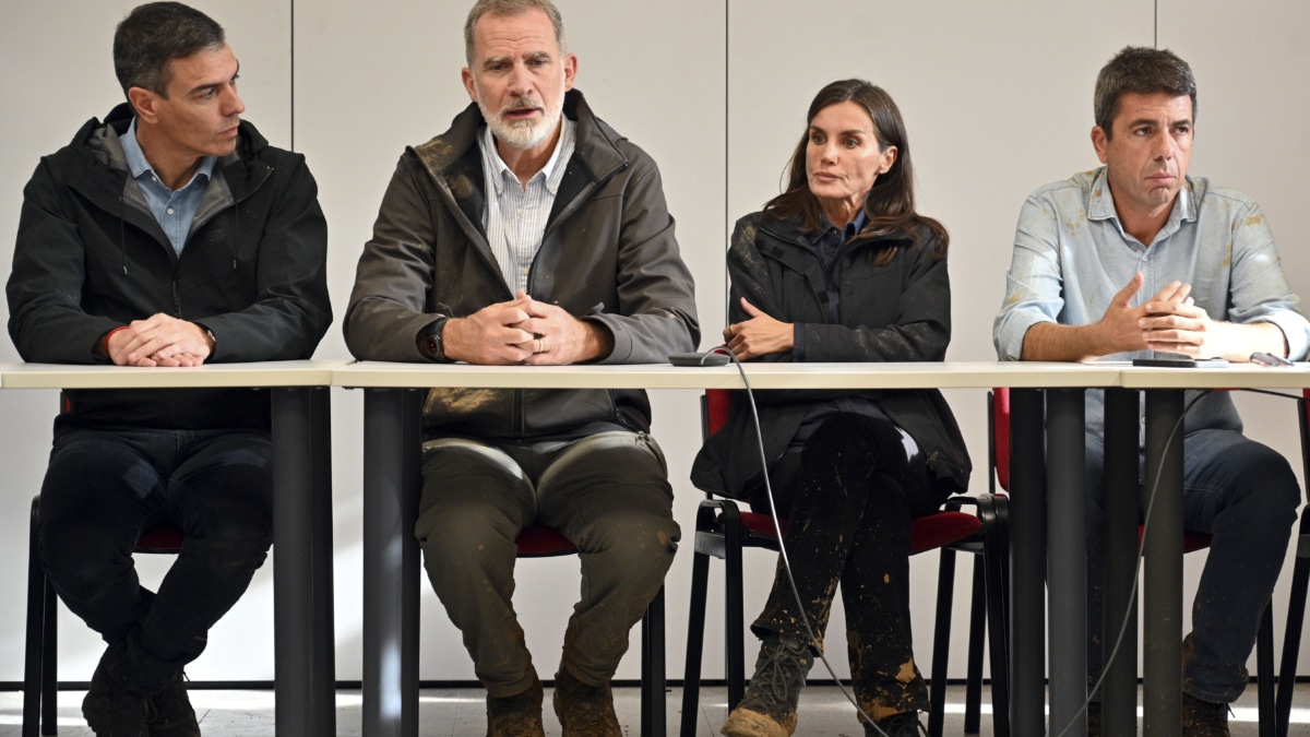 VALENCIA, 03/11/2024.- Los reyes Felipe y Letizia, junto al presidente del Gobierno, Pedro Sánchez (i), y el president de la Generalitat, Carlos Mazón (d), durante la reunión que han mantenido en el Centro de Emergencias de la Generalitat Valenciana, este domingo en L'Eliana (Valencia). EFE/Pool Moncloa/Borja Puig De La Bellacasa - SOLO USO EDITORIAL/SOLO DISPONIBLE PARA ILUSTRAR LA NOTICIA QUE ACOMPAÑA (CRÉDITO OBLIGATORIO) -