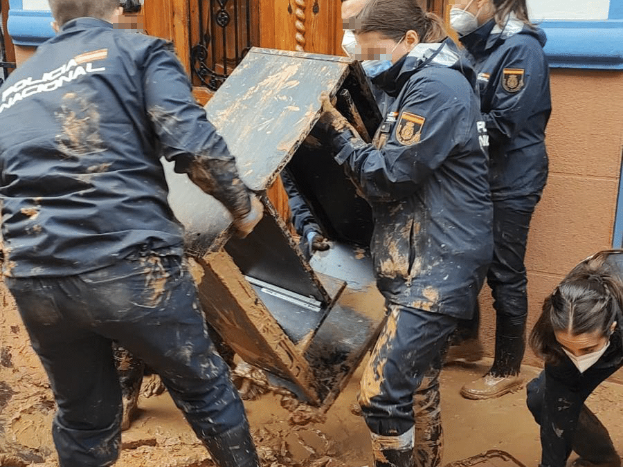 Así trabajan los alumnos de la Policía en la dana: mil futuros agentes entre escombros y fango