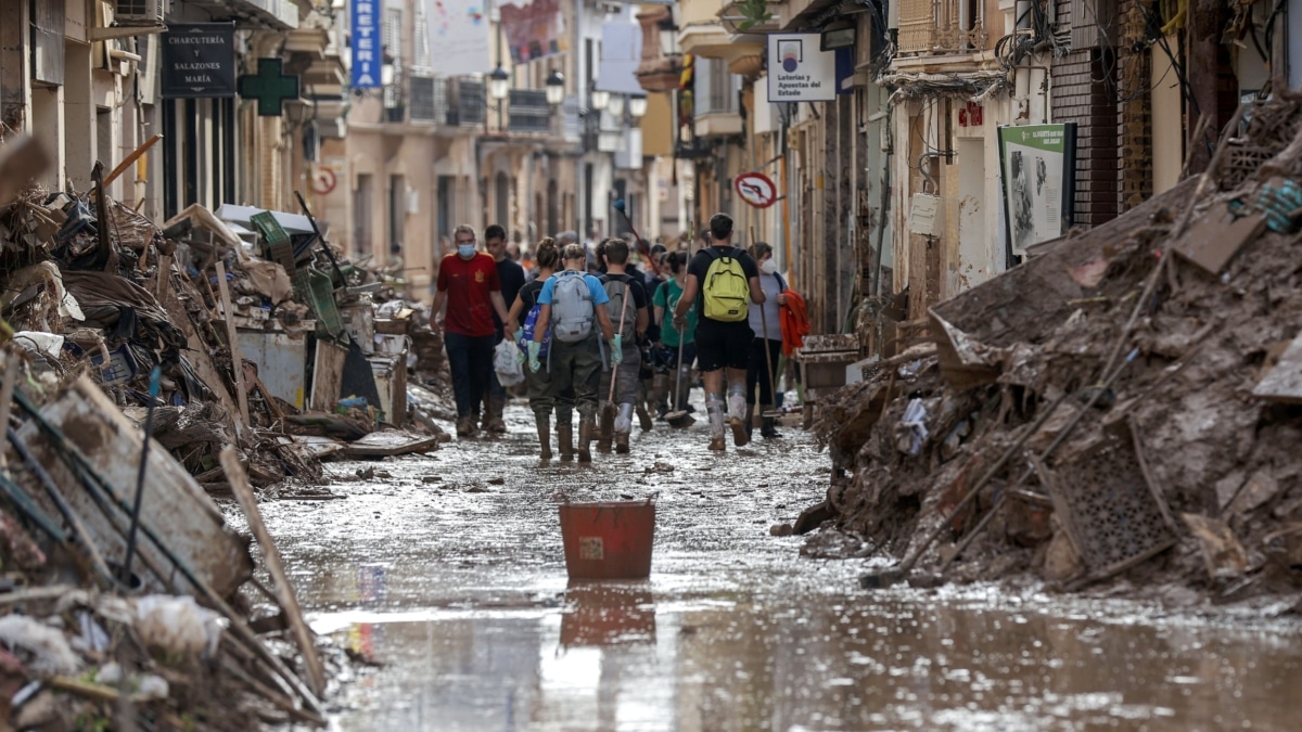 Fotografía de una de las calles de Paiporta encharcadas por las lluvias de ayer y que han afectado a las labores de limpieza