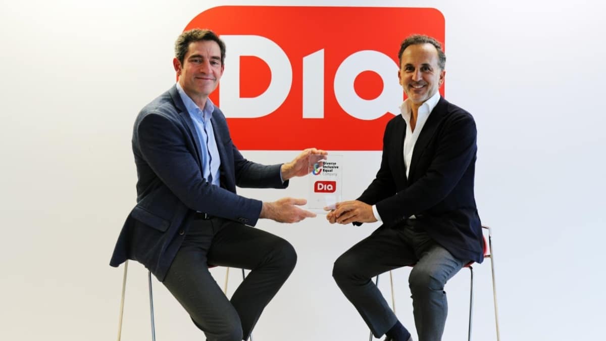 Martín Tolcachir, CEO Global de Grupo Dia (izqda.), recibe el distintivo europeo 'Diverse, inclusive & Equal Company' del Club de Excelencia en Sostenibilidad de manos de su secretario general, Juan Alfaro.