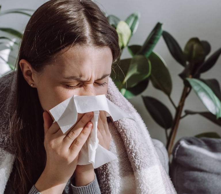 Cómo distinguir un resfriado de la gripe, según los expertos