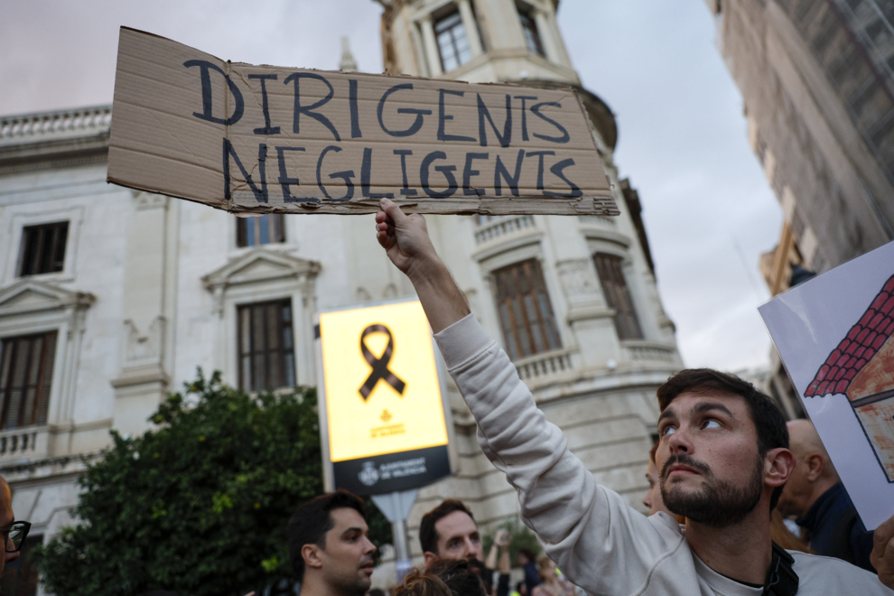 Cerca de 40 organizaciones sociales, cívicas y sindicatos de izquierda de la Comunitat Valenciana celebran una manifestación en protesta por la gestión de la DANA